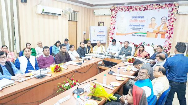 सरकारी कार्यक्रम में अफसरों की कुर्सी पर भाजपा नेता