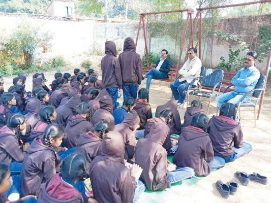  डीईओ धमतरी ने विकासखंड नगरी के स्कूलों का किया निरीक्षण