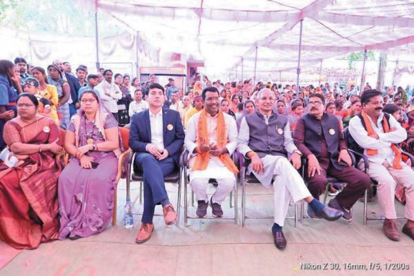 विकसित भारत संकल्प यात्रा :  केंद्र सरकार की योजनाओं से हितग्राहियों को किया लाभांवित