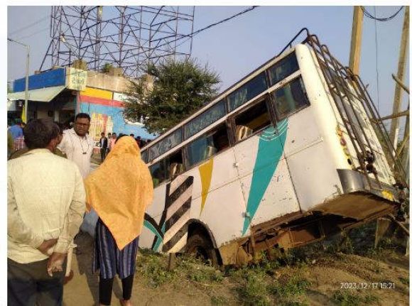 नाले में उतरी बेकाबू बस, 6 यात्री जख्मी