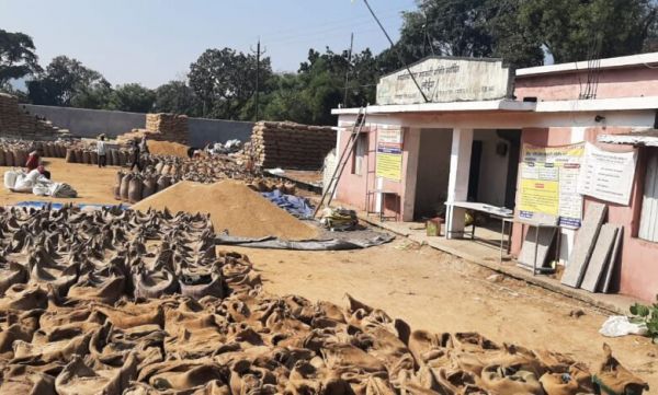 लोइंग धान खरीदी केंद्र के प्रबंधक ने ली छुट्टी