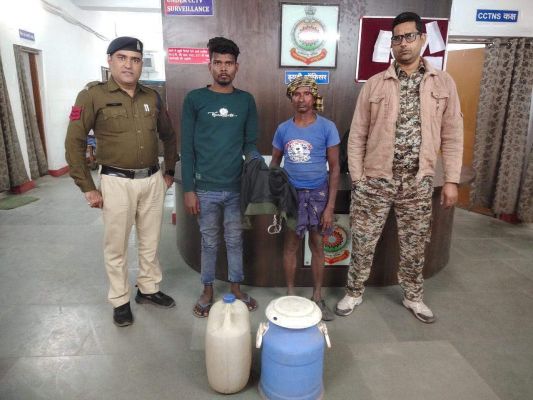अलग-अलग मामलों में 35 लीटर महुआ शराब जब्त