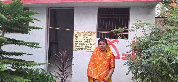 कच्ची दीवारों की सीलन और कच्चे मकान से मिली मुक्ति