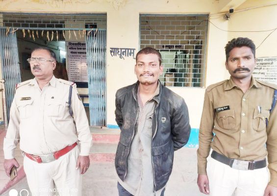 चाकू दिखाकर दबंगई करने वाला गिरफ्तार