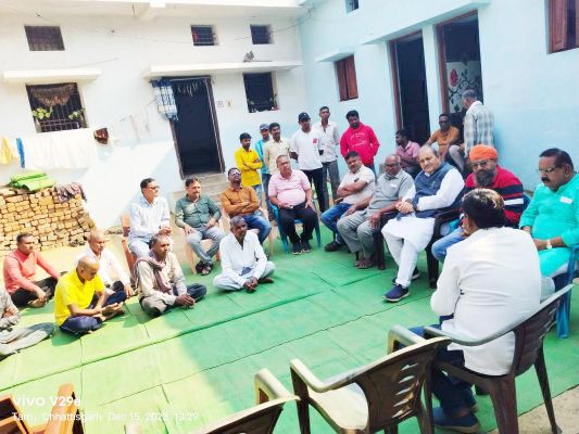 मृतक परिजनों से मिले पूर्व विधायक धनेन्द्र साहू, 10 हजार आर्थिक सहायता दी