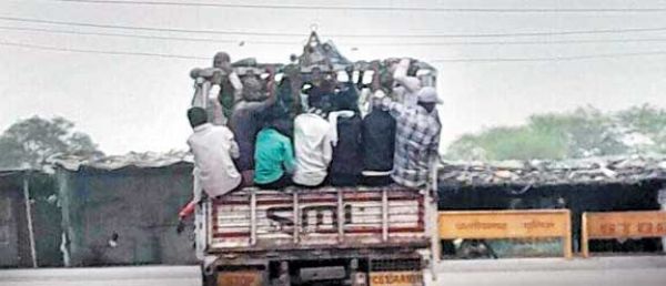 मालवाहकों में ढो रहे सवारी