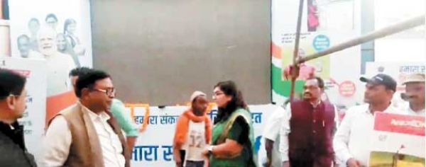  विकसित भारत संकल्प शिविर में कलेक्टर के लौटने के बाद पहुंचे विधायक