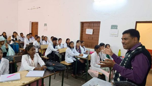 कॉलेज में स्पेक्ट्रोस्कोपिक टेक्निक्स पर व्याख्यान