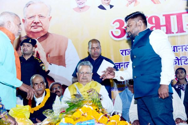 फुटकर व्यवसायियों के लिए  स्थाई दुकान निर्माण की मांग
