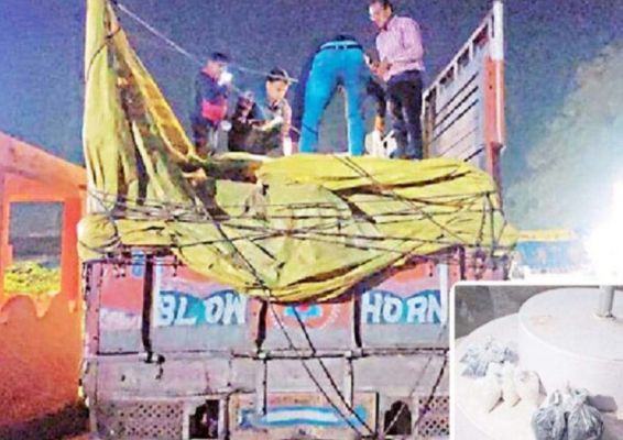 खाद से भरे 600 बैगों को मालवाहक सहित पकड़ा 