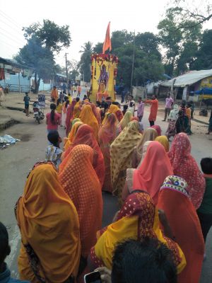 भक्तों ने निकाली भव्य शोभायात्रा