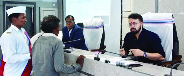 जनदर्शन में सुनी समस्याएं 