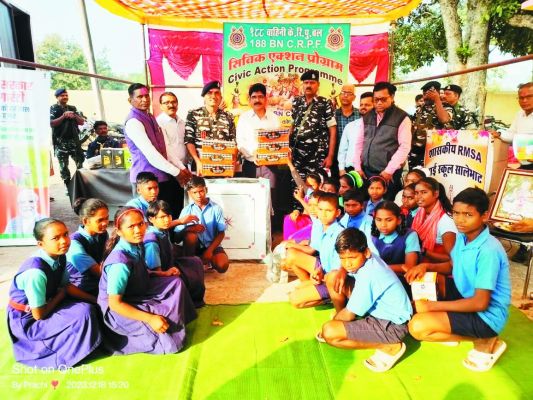 सालेभाट में सिविक एक्शन प्रोग्राम, स्कूली बच्चों को खेल किट