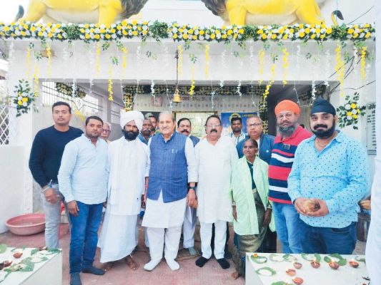 धनेन्द्र साहू गुरु घासीदास मंदिर पहुँच की पूजा-अर्चना