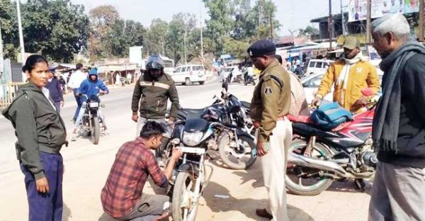 बिना नंबर प्लेट अथवा आड़े-तिरछे नंबर प्लेट के वाहनों पर कार्रवाई