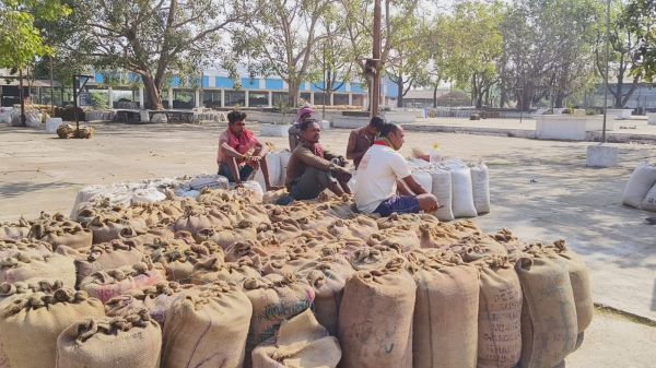 मंडी सचिव के बुरे बर्ताव से खफा कारोबारियों ने किया काम बंद