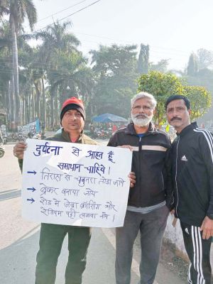 सडक़ हादसे के बाद जागरूकता अभियान शुरू, बैनर से दिया संदेश