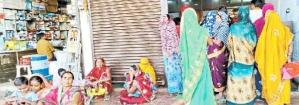 सर्वर ने रूलाया, घंटों कतार में महिलाओं ने किया इंतजार, न ई-केवाईसी हुई और न खाता खुला