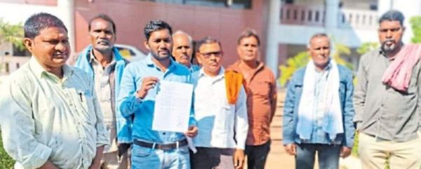 बिजली कपंनी ने मनरेगा सडक़ पर किया कब्जा, आवाजाही व निस्तारी में दिक्कत 