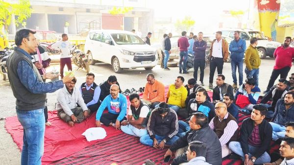 मेडिकल रिप्रजेंटेटिव यूनियन का धरना