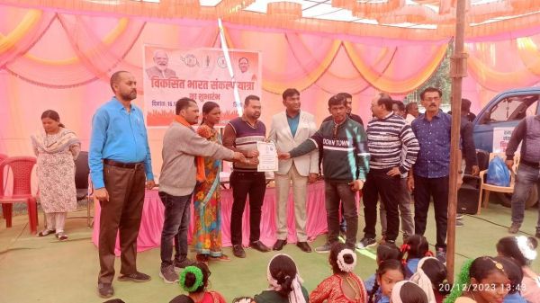 विकसित भारत संकल्प यात्रा कार्यक्रम में सरकार की योजनाओं से लाभान्वित हो रहे ग्रामीण