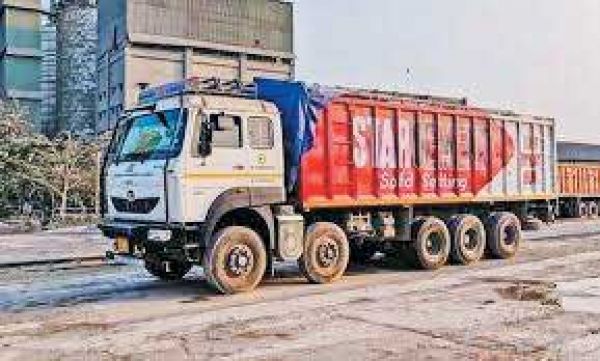 सिग्नल तोड़ते डिवाइडर से टकराया सीमेंट से भरा ट्रक, बड़ा हादसा टल गया