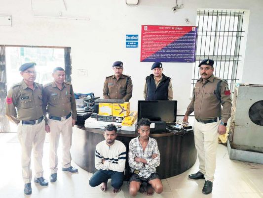 इलेक्ट्रॉनिक दुकान में चोरी, 2 गिरफ्तार