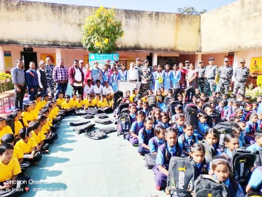 बोरई-घुटकेल में सीआरपीएफ का सिविक एक्शन कार्यक्रम, बच्चों को खेलकिट
