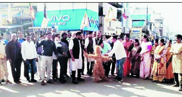 भाजपाइयों ने पुतला फूंका