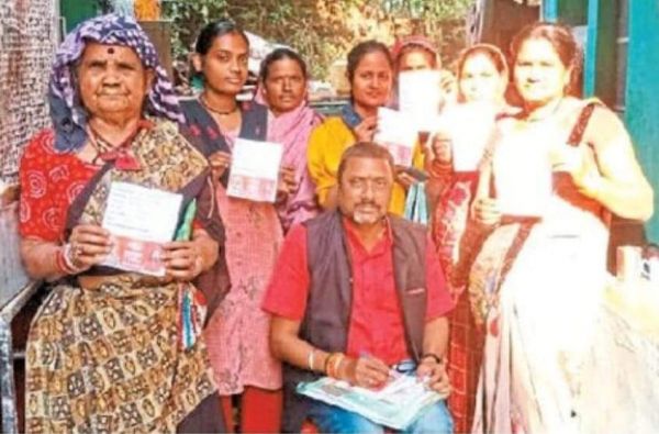 शहर में डोर टू डोर बांटे जा रहे महतारी वंदन योजना का सर्वे फॉर्म