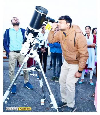 राष्ट्रीय गणित दिवस, कॉलेज विद्यार्थियों ने टेलीस्कोप से चांद देखा