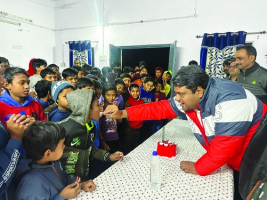 कांग्रेसियों ने मनाया मुदलियार का जन्मदिन