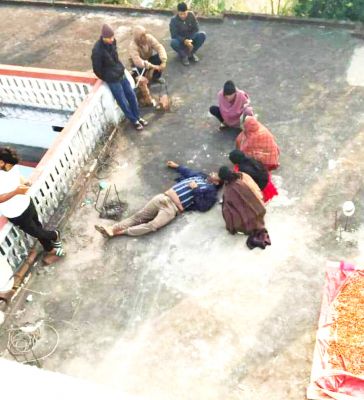 उप सरपंच व बालू सप्लायर की पड़ोसी के छत पर मिली लाश