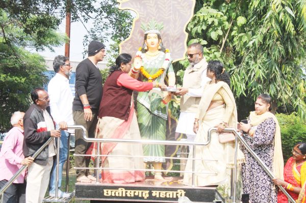 महापौर ने किया छत्तीसगढ़ महतारी की प्रतिमा का अनावरण