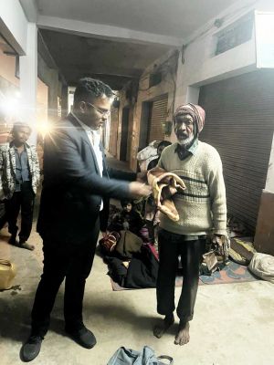 निगम ने जरूरतमंदों  को बांटे गर्म कपड़े