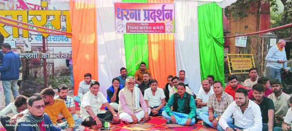 सांसदों के निलंबन को लेकर सडक़ पर उतरे कांग्रेसी