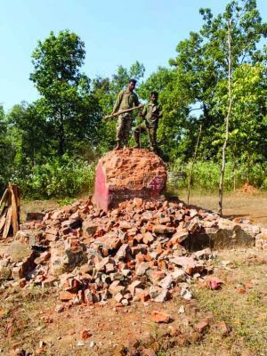 30 फीट ऊंचा नक्सल स्मारक ध्वस्त