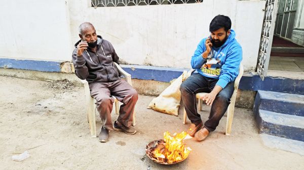 सर्दीली हवाओं से पारा लुढक़ा,  अलाव का सहारा