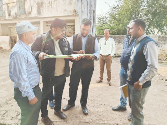 बकायेदार बड़े उद्यमियों के व्यवसाय स्थल पहुंचे आयुक्त-उपायुक्त