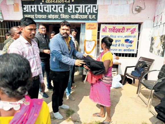 श्री सर्वेश्वरी समूह ने बांटे कम्बल