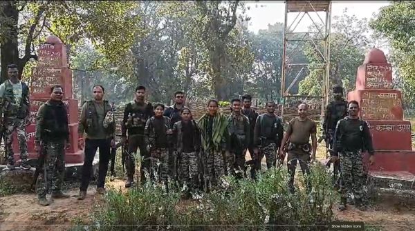 20-20 फीट के दो नक्सल स्मारक  ध्वस्त
