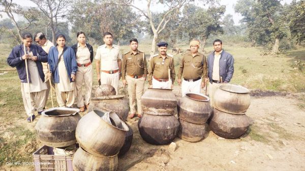 24 सौ किलो महुआ लहान व 35 लीटर कच्ची शराब जब्त