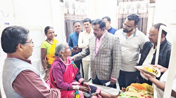 सुशासन दिवस पर विधायक टेकाम  ने मरीजों को बांटे फल