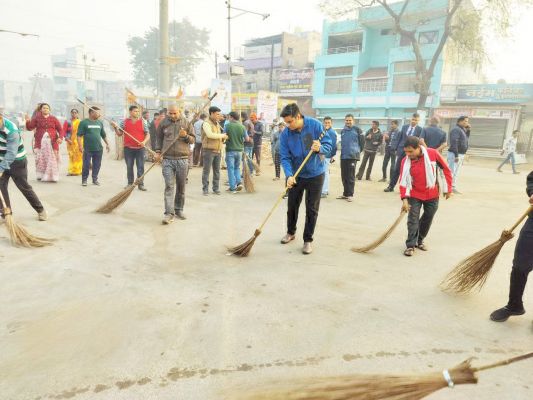 सुशासन दिवस : जनप्रतिनिधियों व कर्मियों ने किया श्रमदान