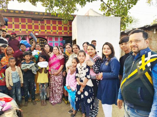 शिक्षिकाओं ने जरूरतमंदों को बांटे गर्म कपड़े