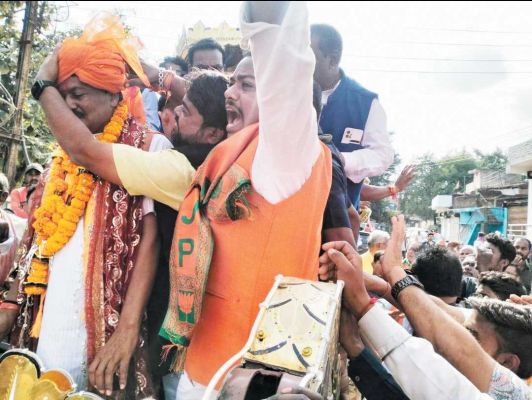 नागेन्द्र ने किया विधायक का पगड़ी पहनाकर स्वागत