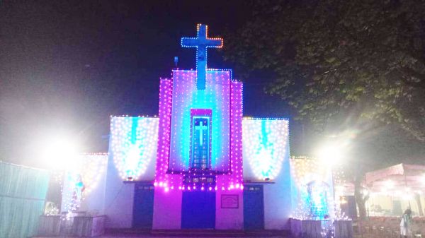 गिरजाघरों में देर रात तक रही रौनक