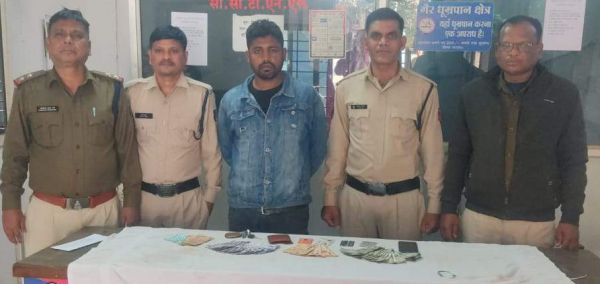 जेब से पर्स व नगदी पार, बंदी