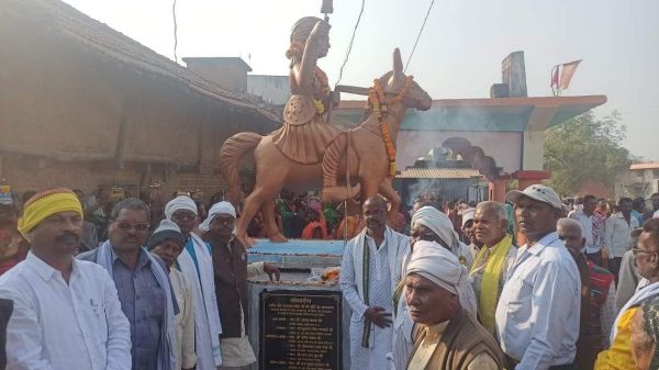 गातापार में शहीद वीर नारायण सिंह की मूर्ति स्थापित