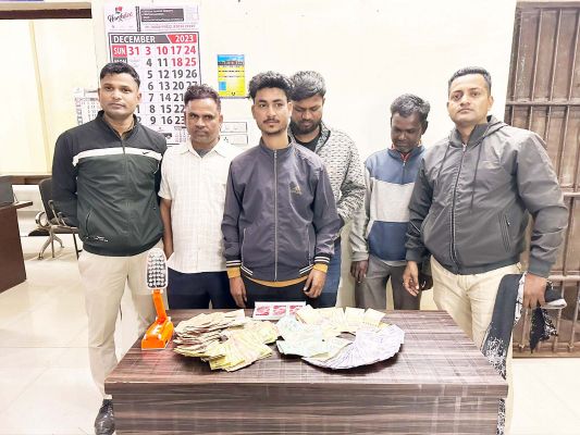 सिंगदई के खार में जुआ खेलते 4 पकड़ाए
